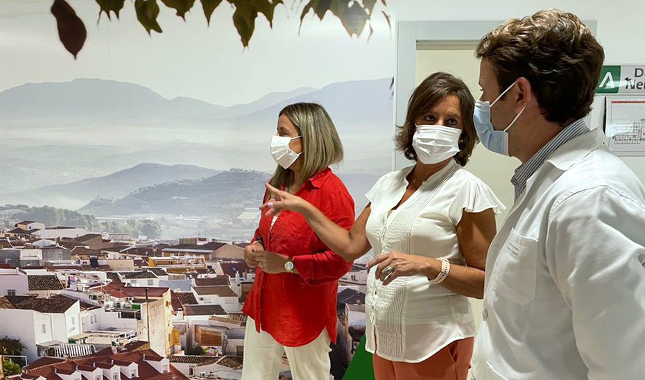 La consejera de Salud, Catalina García, durante su visita a las instalaciones del Hospital de Jaén.